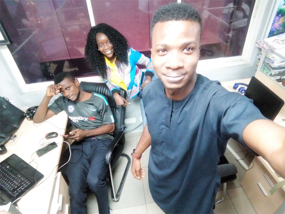 selfie under heavy light with the itel S32